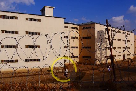  رنگ آمیزی زندان